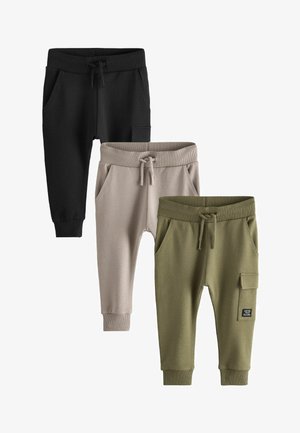 Drie paar joggingbroeken: zwart, beige en olijfgroen. Elke broek heeft een taille met trekkoord, zijzakken en ribgebreide boorden.