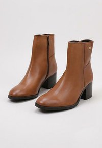 TOP3 Botines bajos - camel