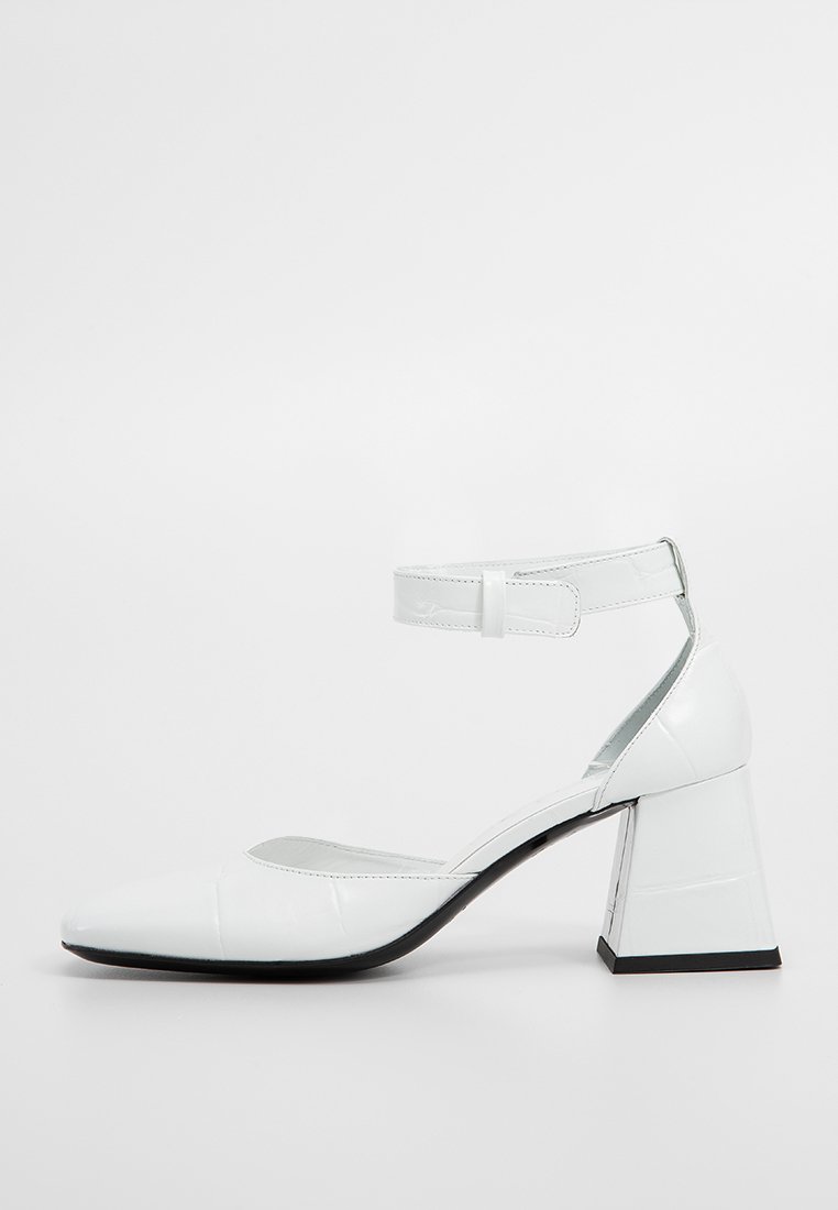 BY FAR Klassieke pumps wit