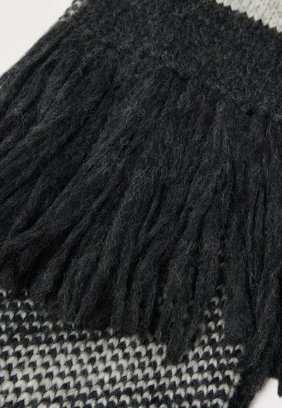 Sciarpa nera in maglia con orlo frangiato, caratterizzata da una finitura testurizzata e un motivo geometrico bianco a contrasto. Materiale morbido in misto lana.