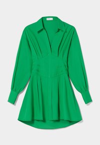 Zielona, długa sukienka koszulowa z kołnierzykiem, dopasowanym wcięciem w talii, plisowaną spódnicą i mankietami zapinanymi na guziki, prezentowana na białym tle.