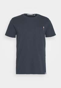 Námořnická modrá bavlněná tričko s krátkým rukávem, kulatým výstřihem a náprsní kapsou s malým vyšitým motivem.