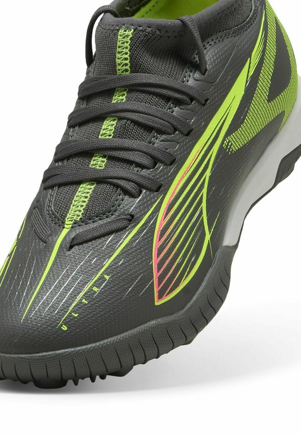 FUSSBALL – Fußballschuh Halle