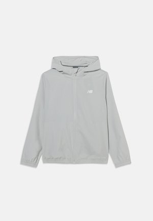 Ανοιχτό γκρι ζακέτα με φερμουάρ και κουκούλα, με ελαστικά μανίκια και μικρό λογότυπο New Balance στο αριστερό στήθος.