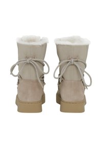 Beige suède enkellaarsjes met nepbont voering, vetersluiting en platte rubberen zolen. Voorzien van gouden hardware details aan de zijkanten.