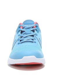 Blaue Sportschuhe mit pinken Akzenten, Obermaterial aus Mesh, Schnürung, strukturierte Gestaltung und Gummisohle. Mit Vionic-Logo auf der Zunge.