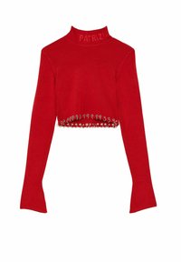 Červený zkrácený svetr s vysokým límcem a dlouhými rukávy, zdobený kovovým řetězem na spodním lemu a embosovaným logem na límci.