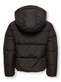 Μαύρο μπουφάν με κουκούλα, με πλεχτά τμήματα και ελαστικούς μανσέτες. Το ύφασμα φαίνεται λείο και ομοιόμορφα κατανεμημένο.