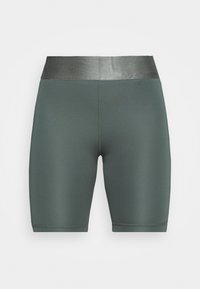 Groene atletische korte broek met een glanzende zwarte tailleband. Gemaakt van glad, rekbaar materiaal, met platte naden en een aansluitend ontwerp.