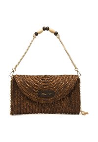 Bolso clutch tejido de color marr�ón con solapa curva, que presenta una superficie texturizada, asa decorativa con cuentas de madera y una placa de logotipo en tono dorado.
