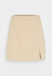 Minifalda beige de tela suave, con cremallera oculta en la parte trasera y una ligera abertura lateral para facilitar el movimiento.
