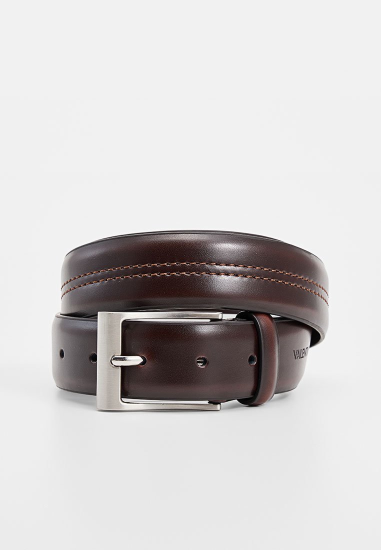 Ceinture en cuir marron avec une texture lisse, dotée d'une boucle en métal argenté et de surpiqûres contrastées sur toute sa longueur.