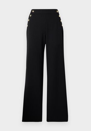 Pantalons noirs taille haute à jambe large avec des boutons en or sur le devant et des poches sur les deux hanches sur un fond blanc.