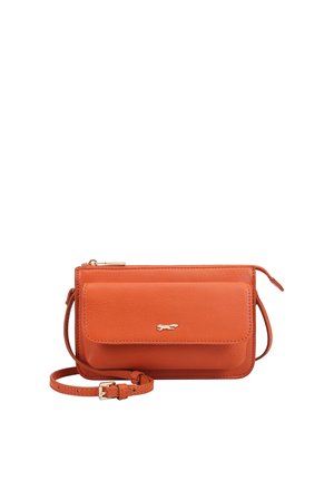 Sac bandoulière en cuir orange avec poche avant à rabat, logo doré, fermeture éclair et sangle réglable avec boucle.
