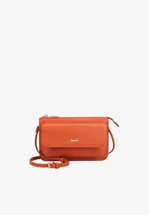 Oranje leren crossbodytas met voorvak met klep, goudkleurig logo, ritssluiting en verstelbare riem met gesp.