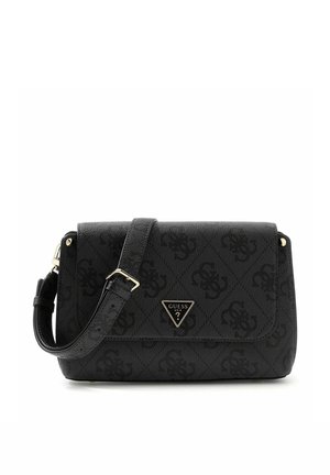 Sac bandoulière noir Guess avec motif logo intégral, bandoulière ajustable et plaque logo métallique triangulaire sur le rabat avant.