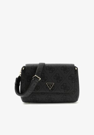 Sac bandoulière noir Guess avec motif logo intégral, bandoulière ajustable et plaque logo métallique triangulaire sur le rabat avant.