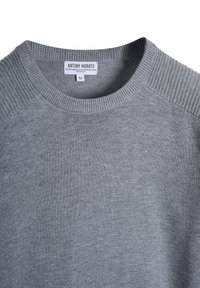 Maglione grigio in techno merino, con collo a girocollo ribbed e dettagli sulle spalle, dal tessuto morbido e dalla vestibilità regolare.