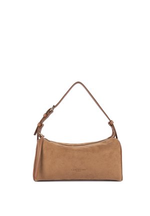 Petit sac à main rectangulaire en daim marron avec une bandoulière réglable et une fermeture éclair, embossé avec le logo "Lancaster Paris" sur le devant.