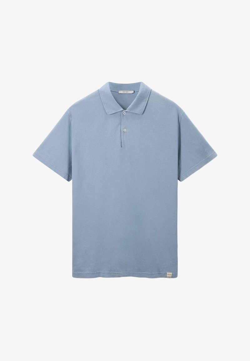 T-shirt polo bleu ciel en tissu doux, manches courtes, patte de boutonnage à trois boutons, et un design légèrement texturé avec une petite étiquette logo à l'ourlet.