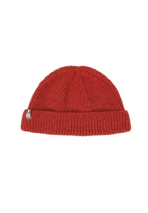 Berretto a coste rosso con risvolto e piccolo tag con logo e tre strisce blu, bianche e rosse.