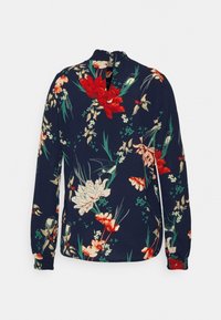Blusa floral azul-marinho com mangas longas, apresentando flores vermelhas e brancas, realces verdes, decote franzido e detalhe nas costas em forma de buraco de chave.
