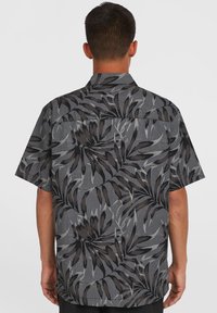 Short-sleeve shirt in gray with a black and gray leaf pattern, featuring a relaxed fit and a subtle texture throughout the fabric.