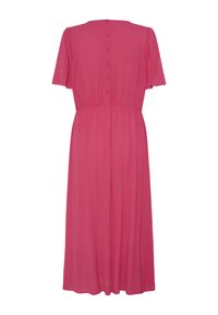 Robe midi rose avec manches courtes, taille froncée, boutons décoratifs dans le dos et jupe fluide plissée.