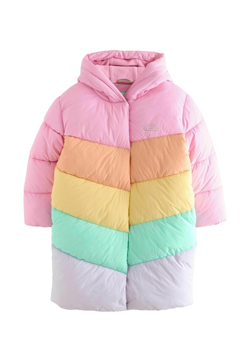 Abrigo acolchado con capucha, que presenta un patrón en forma de chevrón en rosa, melocotón, amarillo, menta y lavanda. Textura suave y detalles de costura.