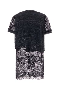 Abito in pizzo nero con maniche corte, caratterizzato da una sovrapposizione a maglia. Motivi floreali intricati, bordi a corolla e tessuto testurizzato in tutto l'abito.