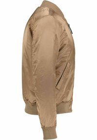 Chaqueta bomber beige con un acabado suave y brillante; puños y collar de canalé; bolsillos laterales con cremallera; diseño elegante.