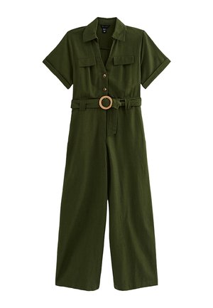 Mono de manga corta de color verde oliva con cuello, cierre de botones en la parte delantera, dos bolsillos en el pecho, piernas anchas y cinturón de tela con hebilla redonda.