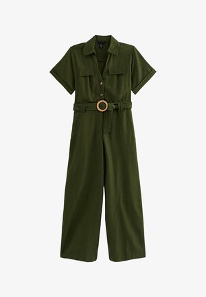 Combinaison manches courtes vert olive avec col, fermeture à boutons sur le devant, deux poches poitrine, jambes larges et ceinture en tissu avec boucle ronde.