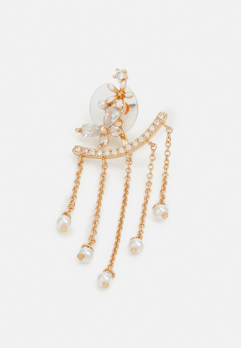 Orecchini dorati con design floreale, impreziositi da cristalli e cinque catene pendenti, ognuna con una piccola perla finta all'estremità.