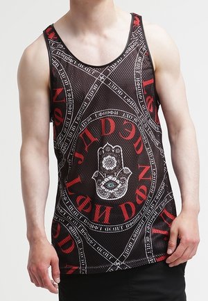 Mann trägt ein schwarzes Netz-Trägershirt mit rotem kyrillischem Text und einem zentralen weißen Hamsa-Hand-Design mit blauem Auge.