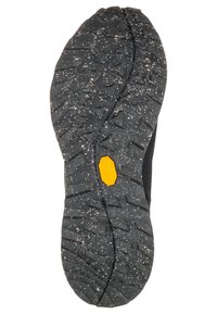 Sole di scarpa in gomma nera con un motivo di presa testurizzato, caratterizzata da accenti gialli e logo, e superficie maculata per una maggiore aderenza.