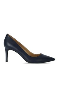 Décolleté in pelle blu navy con tacco a spillo, punta affusolata, texture liscia e un delicato accento sul tacco. Tacco a spillo di 7,5 cm.