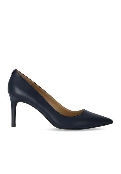Pumps en cuir bleu marine à talons hauts avec un bout pointu, une texture lisse et un accent subtil au niveau du talon. Talon aiguille de 3 pouces.