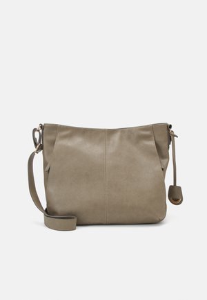 Blød olivengrøn lædertaske med justerbar rem og guldfarvet hardware på grå baggrund.