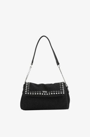 Sac à main noir DKNY Jeans avec des clous argentés sur le rabat, doté d'une chaîne et d'une bandoulière en cuir.