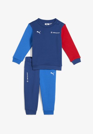 Dziecięcy dres Puma BMW Motorsport w kolorach niebieskim, czerwonym i granatowym, z logo na bluzie i spodniach.