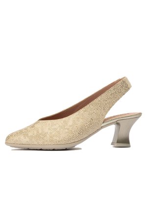 Zapato beige slingback de tacón bajo con patrón texturizado en espiral y punta afilada, con tacón grueso curvado metálico.