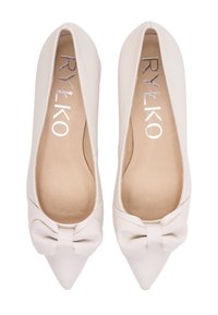 Vita läderskor med spetsig tå och rosettdetalj fram, texturerad insida och en strömlinjeformad design. RY LKO-märkning synlig på insidan.