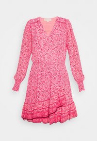 Rosa blommig omlottklänning med långa ärmar, v-ringning, samlad midja och volangkant. Har intrikata mönster och texturerad tyg.
