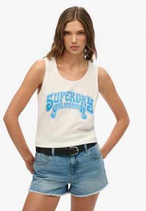 Hvid tanktop med blå "Superdry California" grafik, parret med lyseblå denimshorts. Simpelt design med en rund halsudskæring.