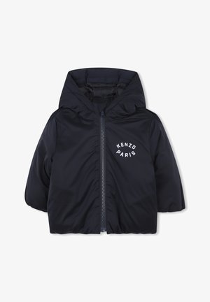 Doudoune marine avec capuche, fermeture éclair sur le devant et logo "KENZO PARIS" en blanc. Texture lisse, design isolé et épaules arrondies.