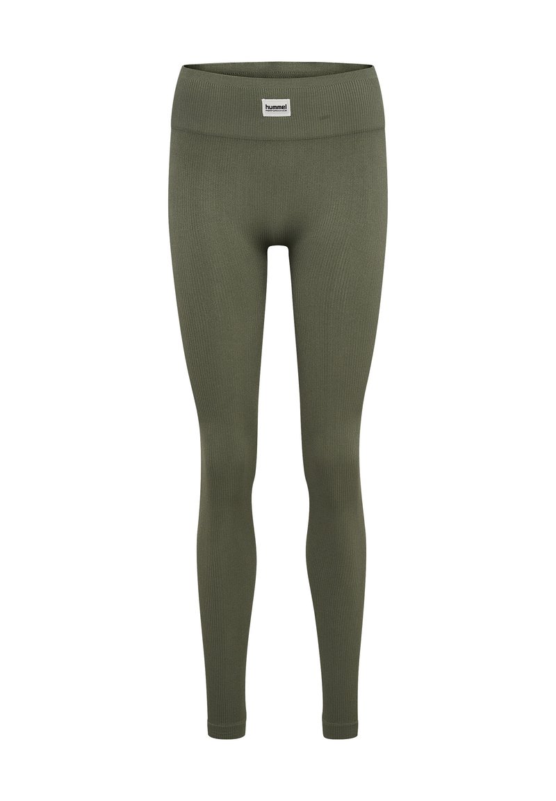 Leggings côtelés vert olive avec une large taille, arborant une petite étiquette de marque à l'avant. Texture lisse et design ajusté.