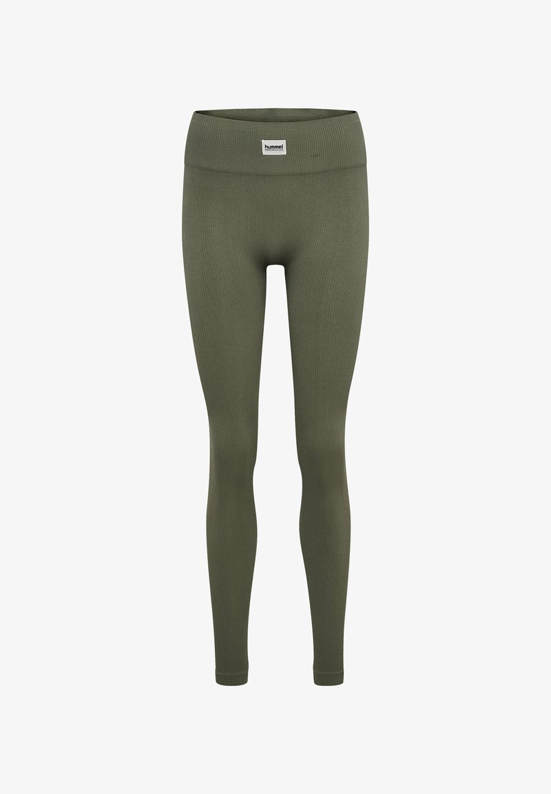Leggings côtelés vert olive avec une large taille, arborant une petite étiquette de marque à l'avant. Texture lisse et design ajusté.