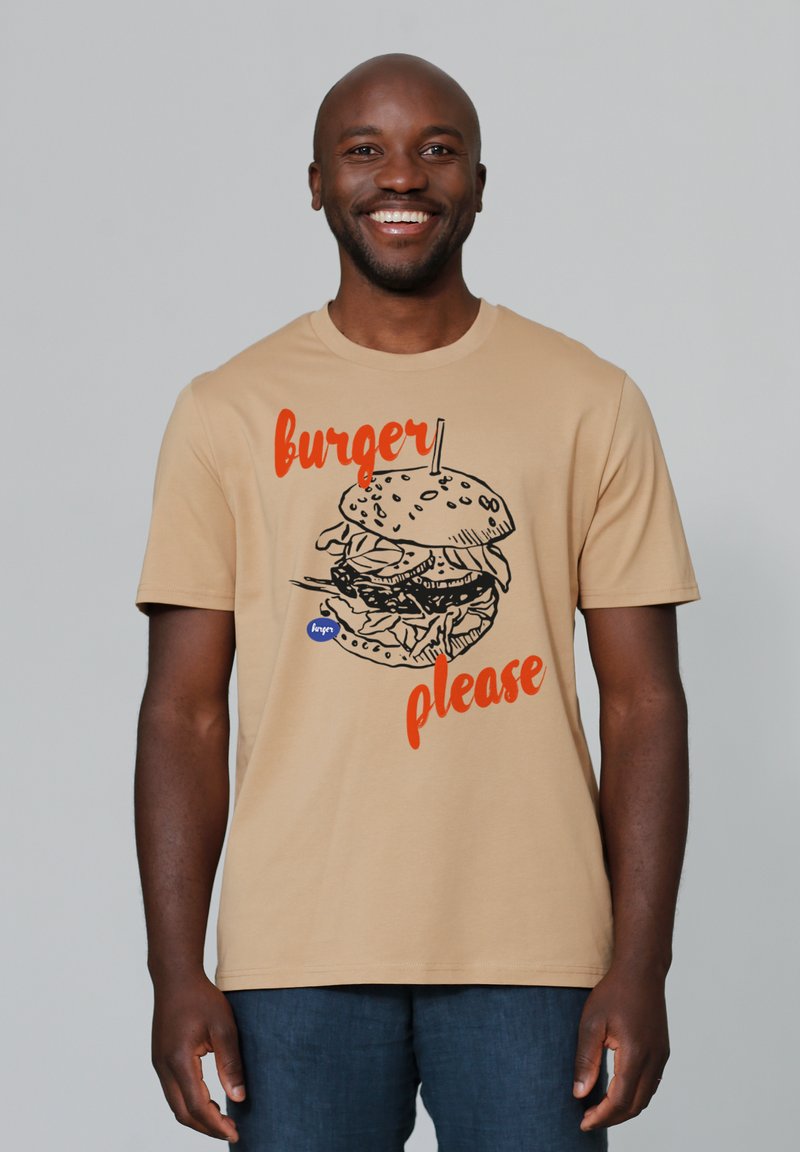 Beige t-shirt met een graphic van een gelaagde hamburger met de tekst "burger graag" in vet oranje erboven. Korte mouwen, ronde halslijn.