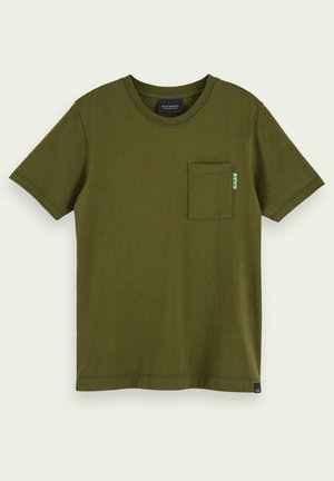 Olivengrøn kortærmet t-shirt med rund hals, lille brystlomme og diskrete mærkeetiketter på lommen og i kanten.